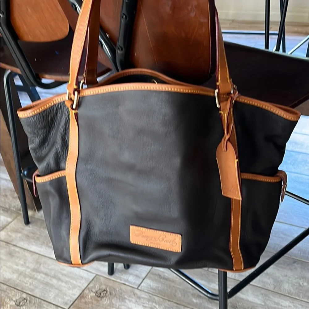 Classic Dooney and Bourke Bag - Picture 5 of 11
